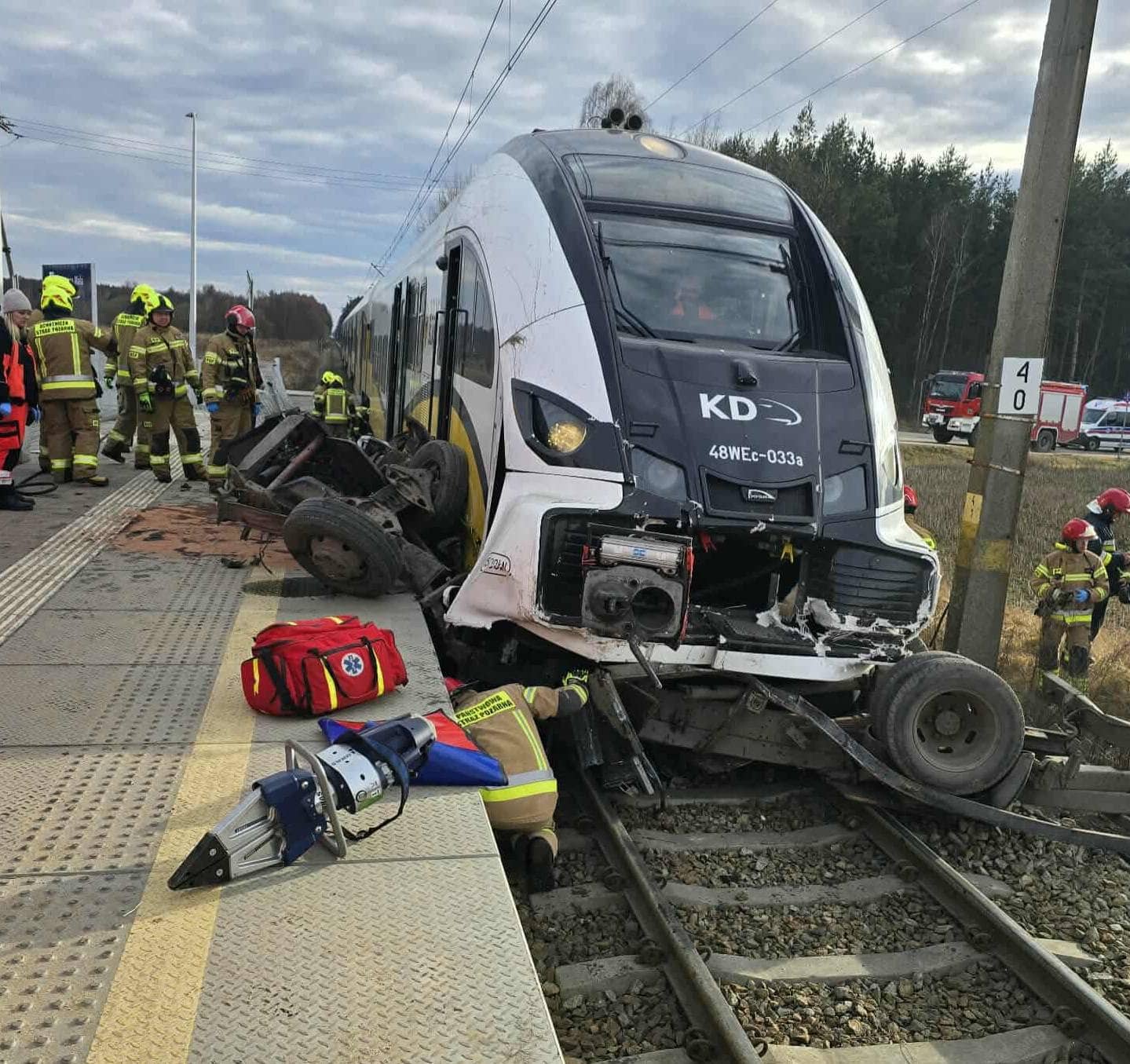 Bus zmiażdżony przez pociąg, śmierć kierowcy!