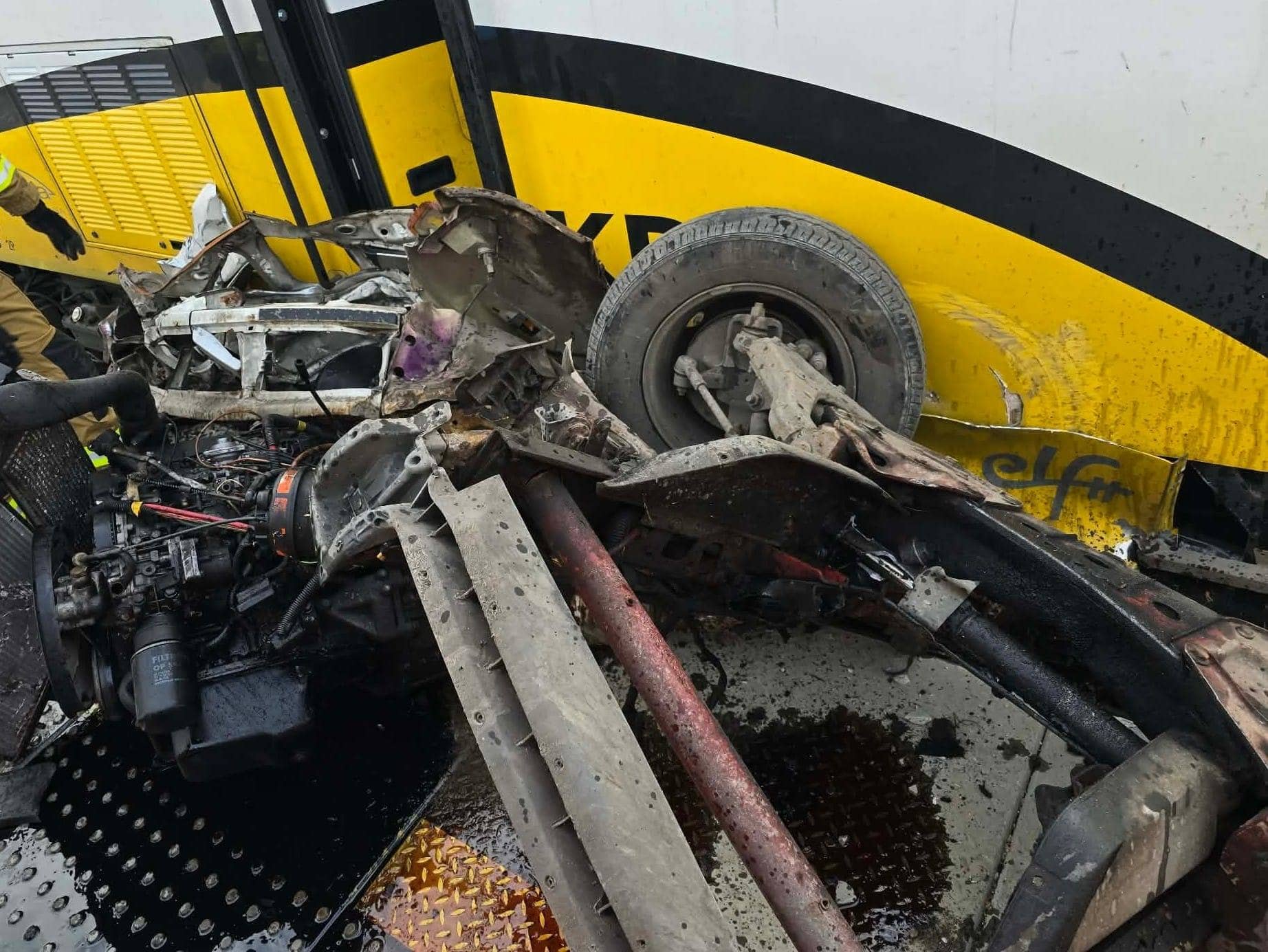 Bus zmiażdżony przez pociąg, śmierć kierowcy!