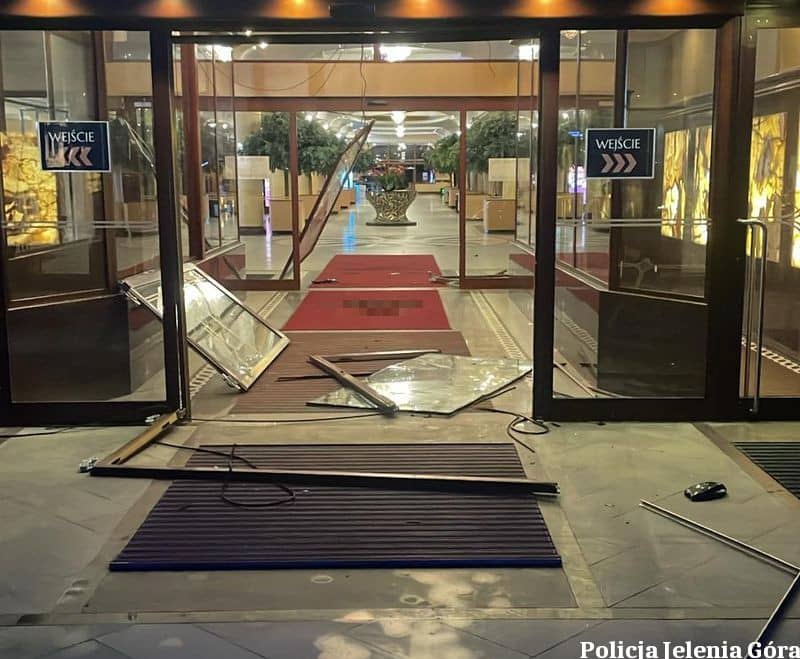 Autem zaparkował w hotelu...
