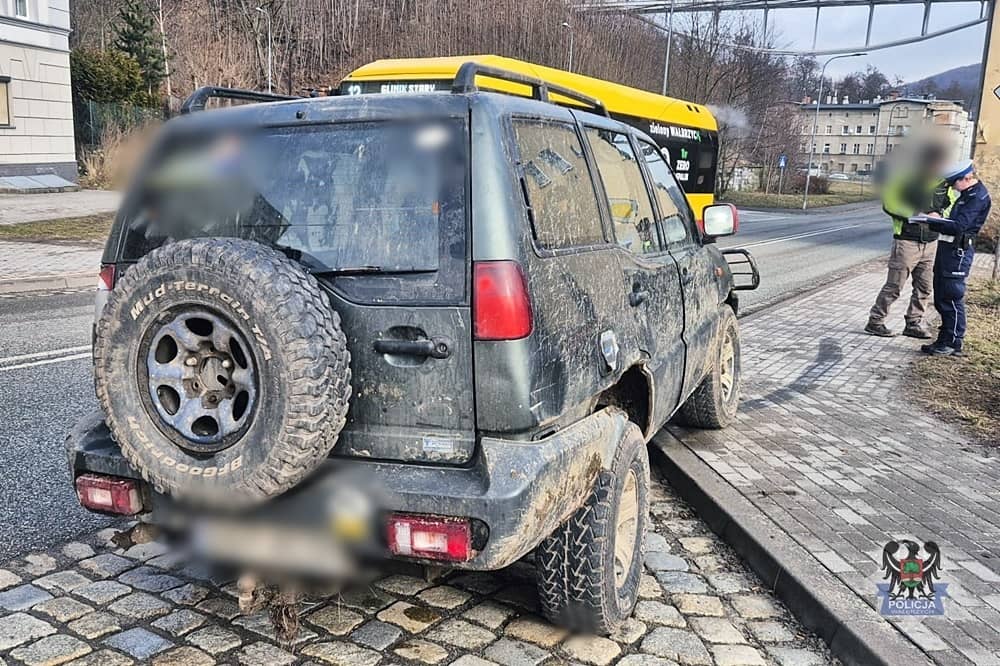 Wyszła zza autobusu wprost pod auto