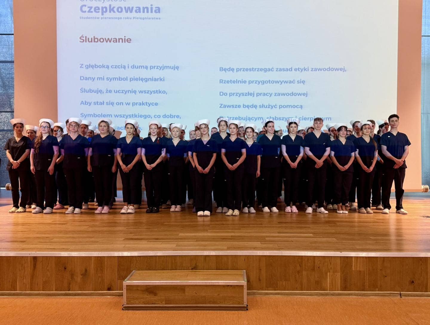 Przyszłe pielęgniarki po czepkowaniu