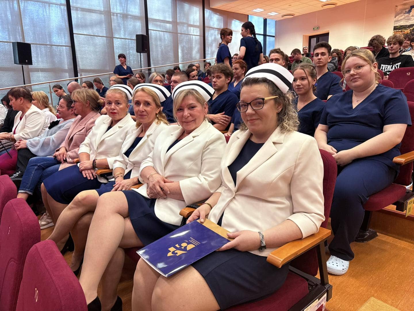 Przyszłe pielęgniarki po czepkowaniu