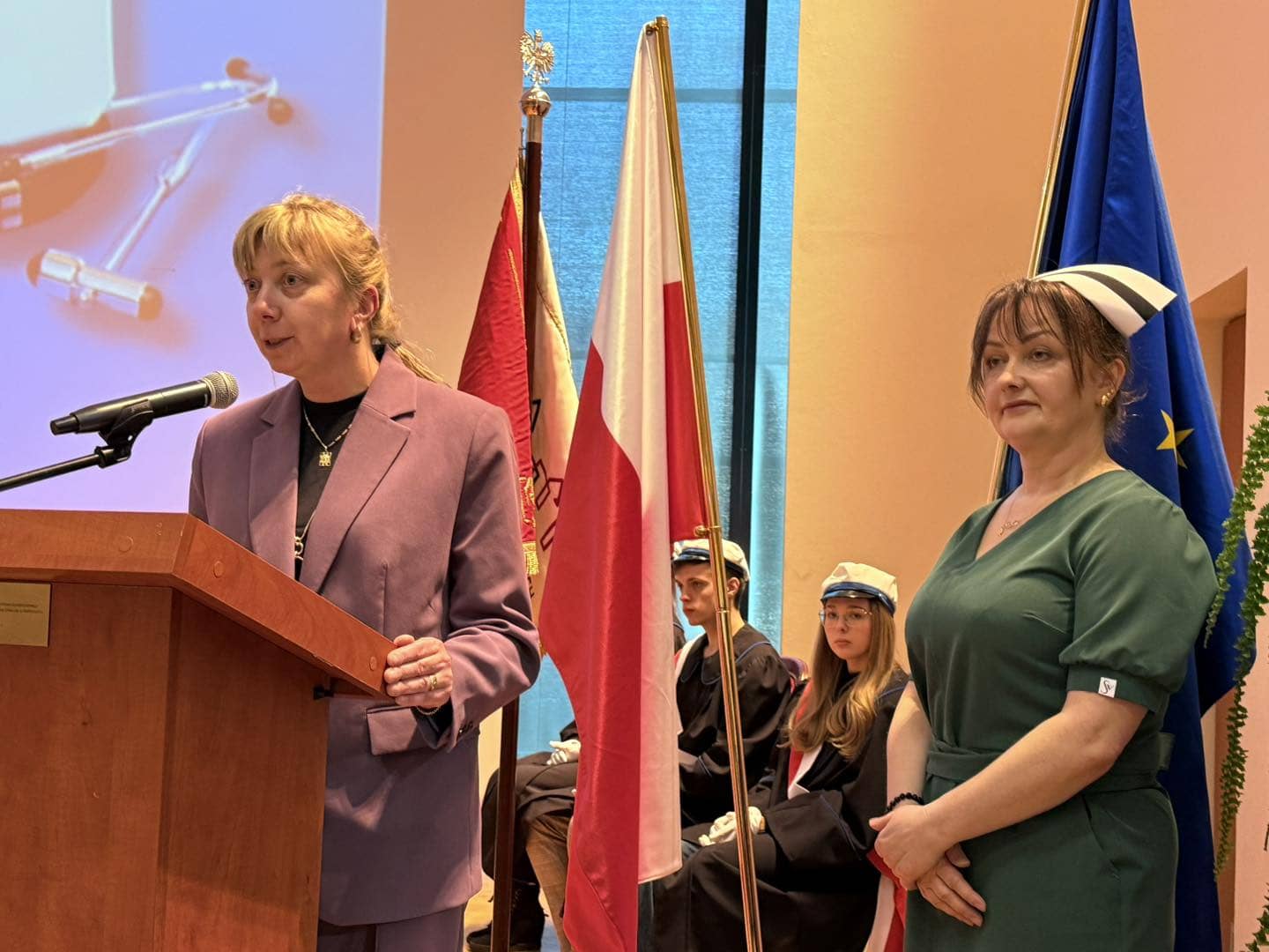 Przyszłe pielęgniarki po czepkowaniu