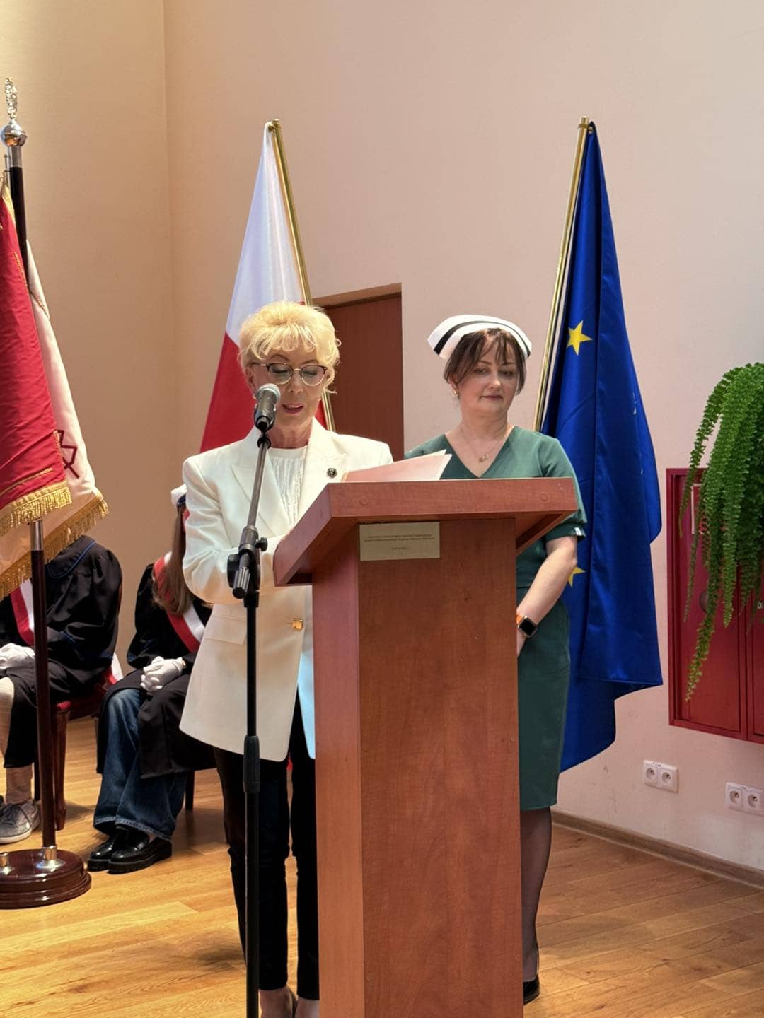 Przyszłe pielęgniarki po czepkowaniu