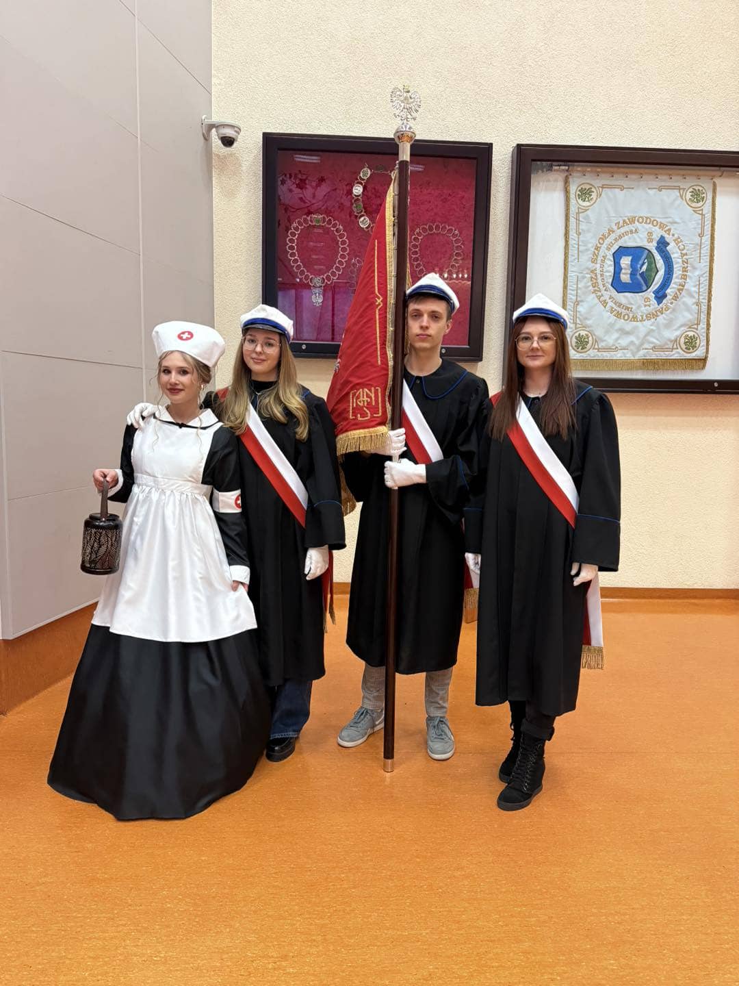 Przyszłe pielęgniarki po czepkowaniu