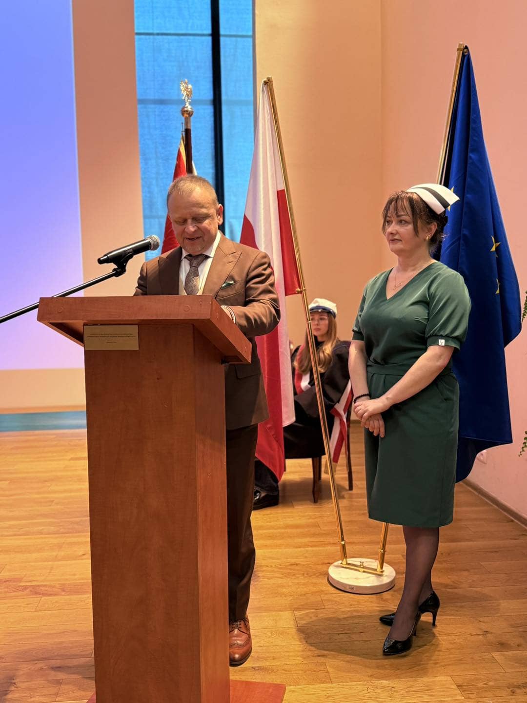 Przyszłe pielęgniarki po czepkowaniu