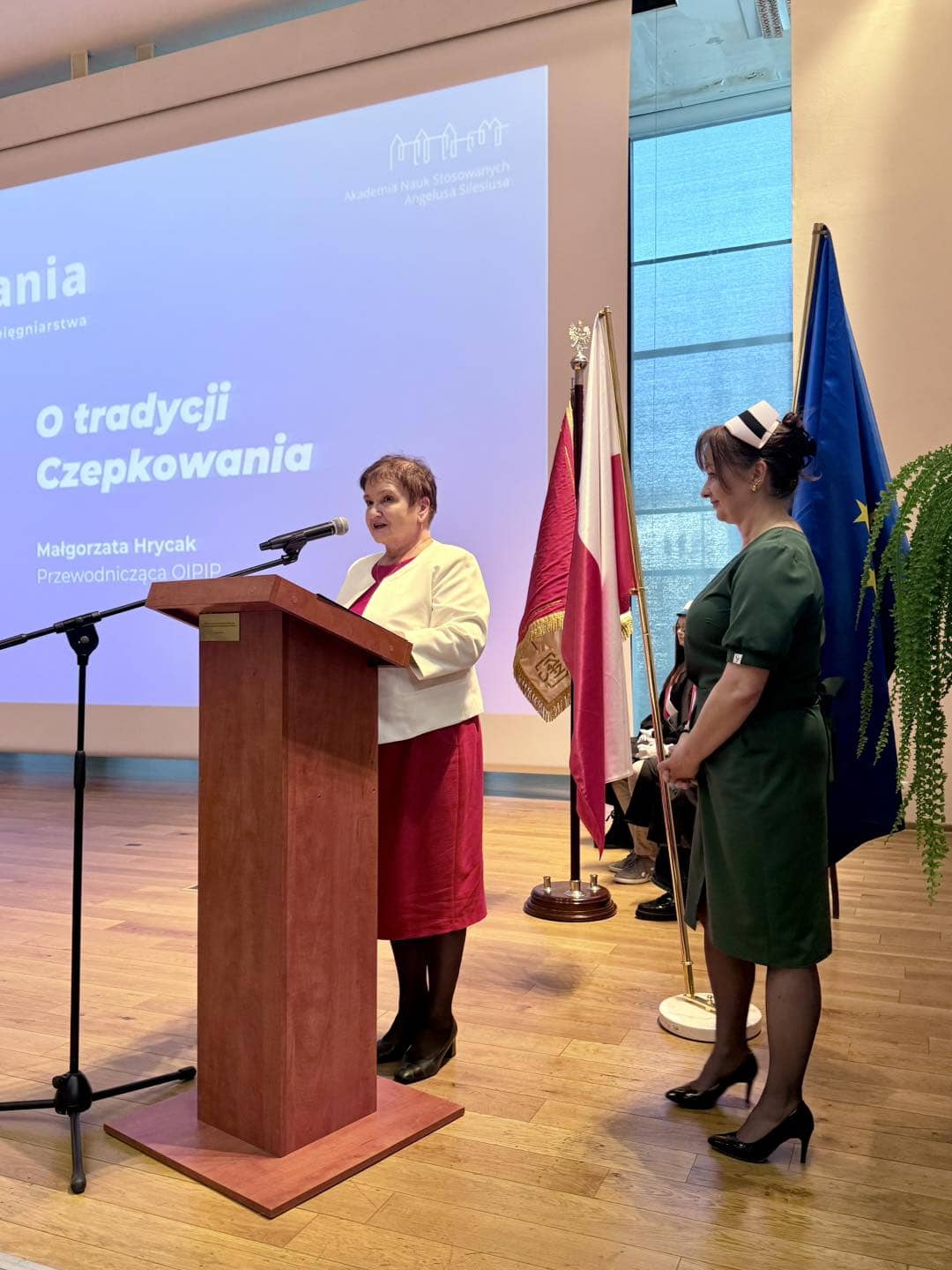 Przyszłe pielęgniarki po czepkowaniu