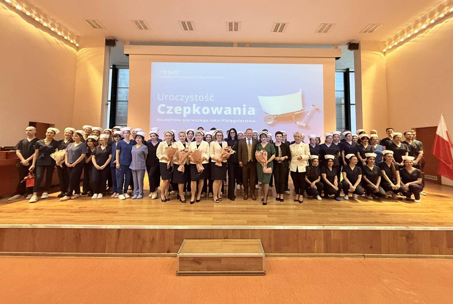Przyszłe pielęgniarki po czepkowaniu