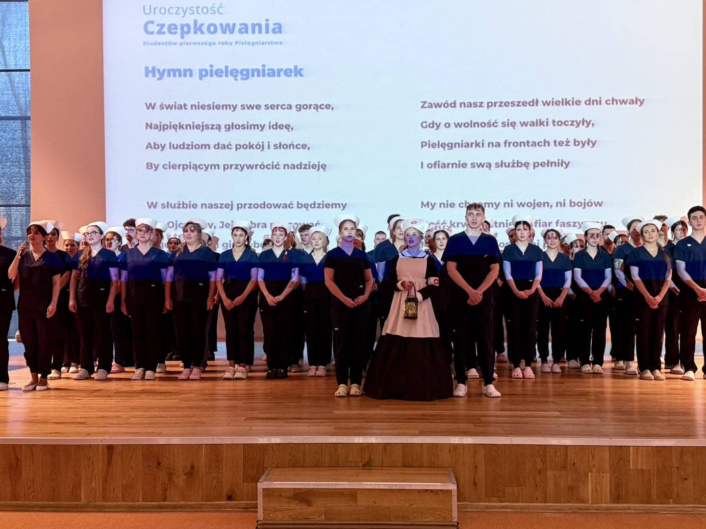 Przyszłe pielęgniarki po czepkowaniu