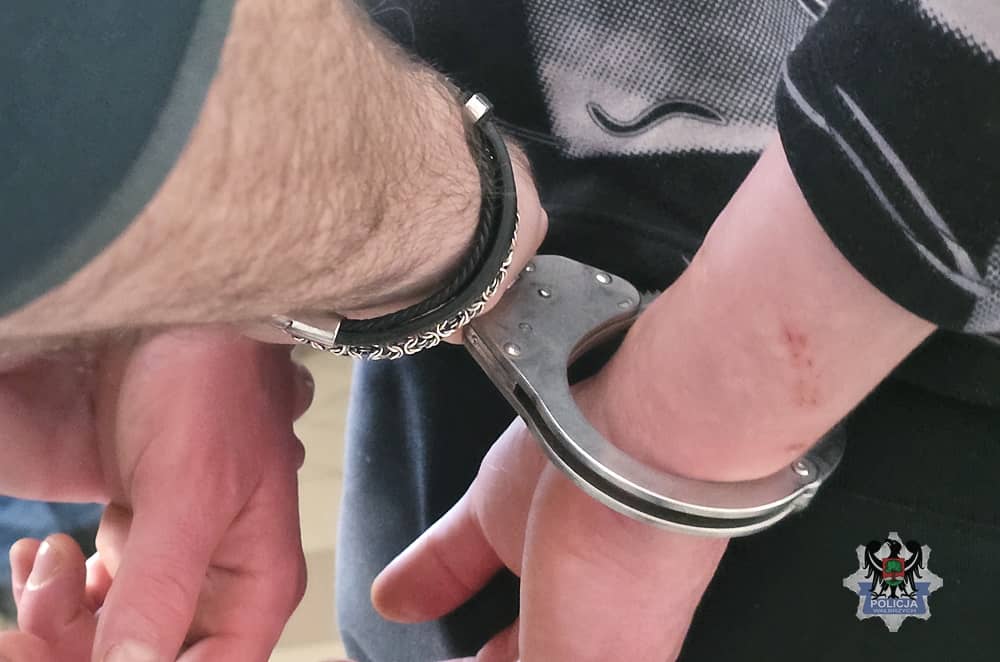 Policjant otrzymał cios w twarz