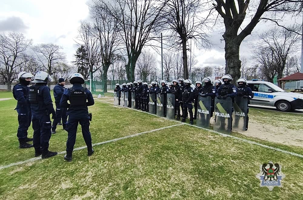 Ćwiczyli starcie z kibolami