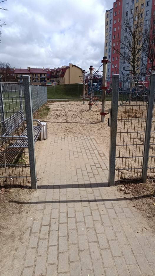 Ukradli furtkę z placu zabaw...