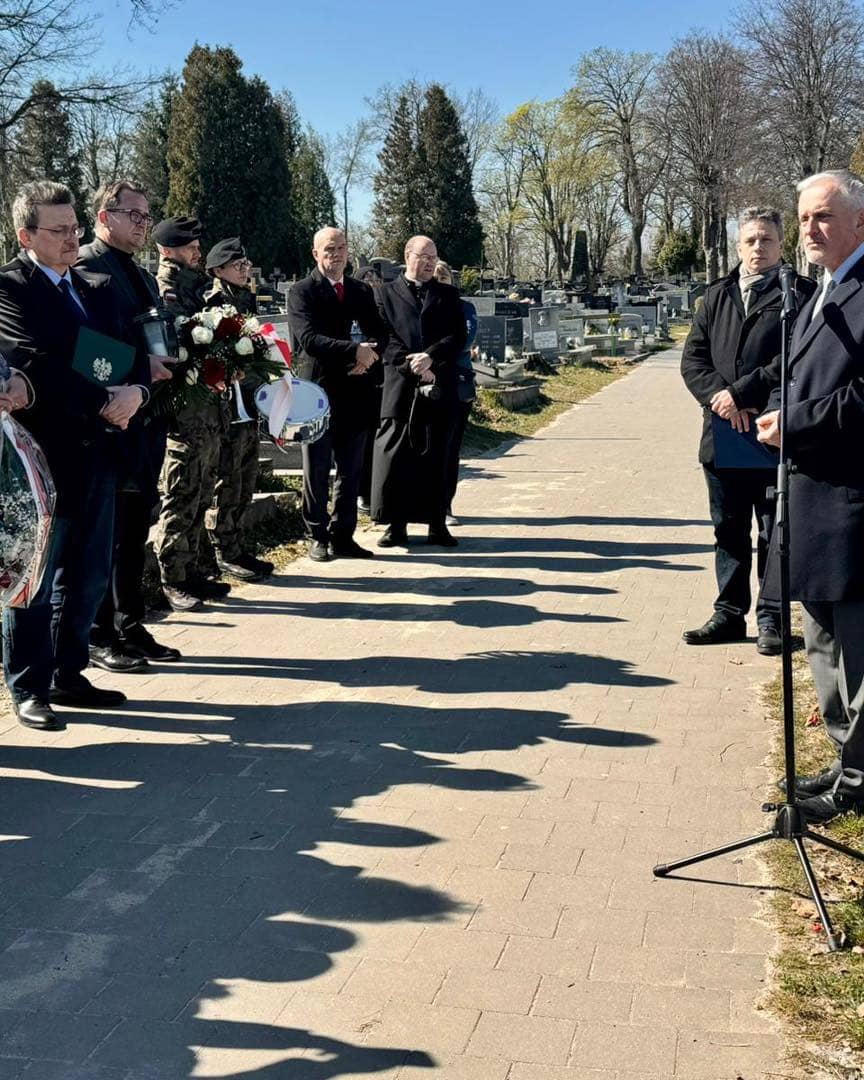 Grób oznaczony insygnium Grobu Weterana Walk o Wolność i Niepodległość RP
