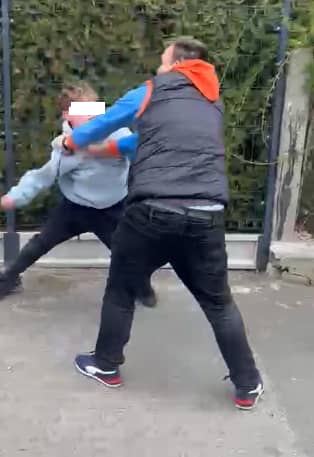 Kontroler zaatakowany przez agresywnych młodych mężczyzn