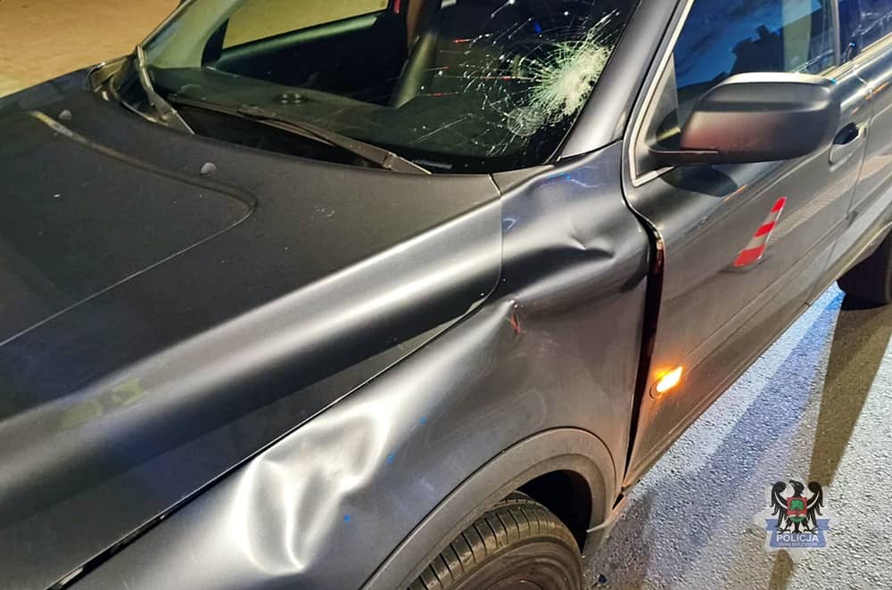 Nastolatek wbiegł wprost pod auto