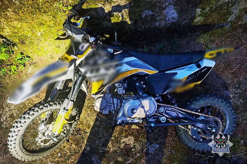 Pijana motocyklistka wjechała do rzeki