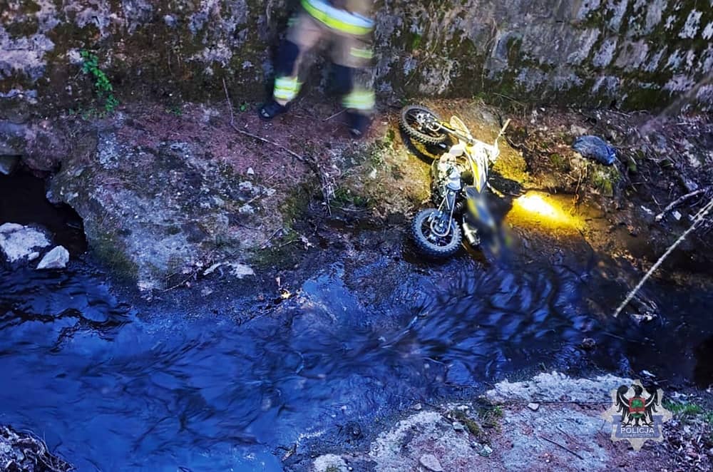 Pijana motocyklistka wjechała do rzeki