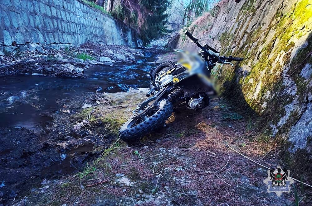 Pijana motocyklistka wjechała do rzeki