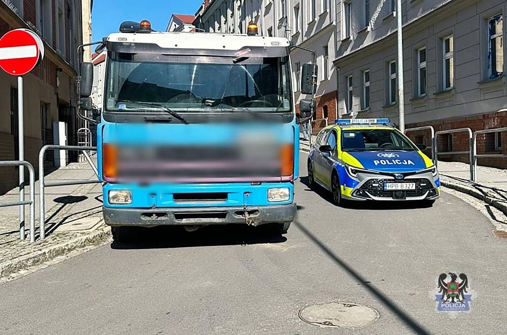 Miał zawał i uderzył ciężarówką w barierki