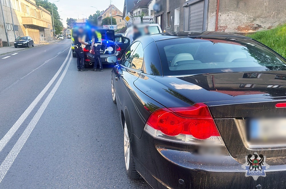 Najechał na dwie osoby i uciekł