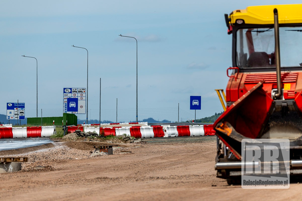 Pierwsza warstwa asfaltu na D11 w Královcu