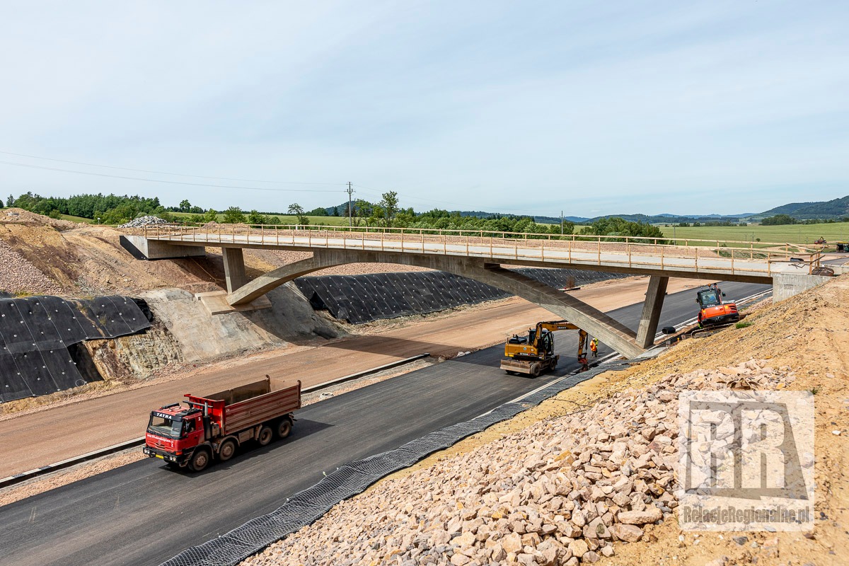Pierwsza warstwa asfaltu na D11 w Královcu