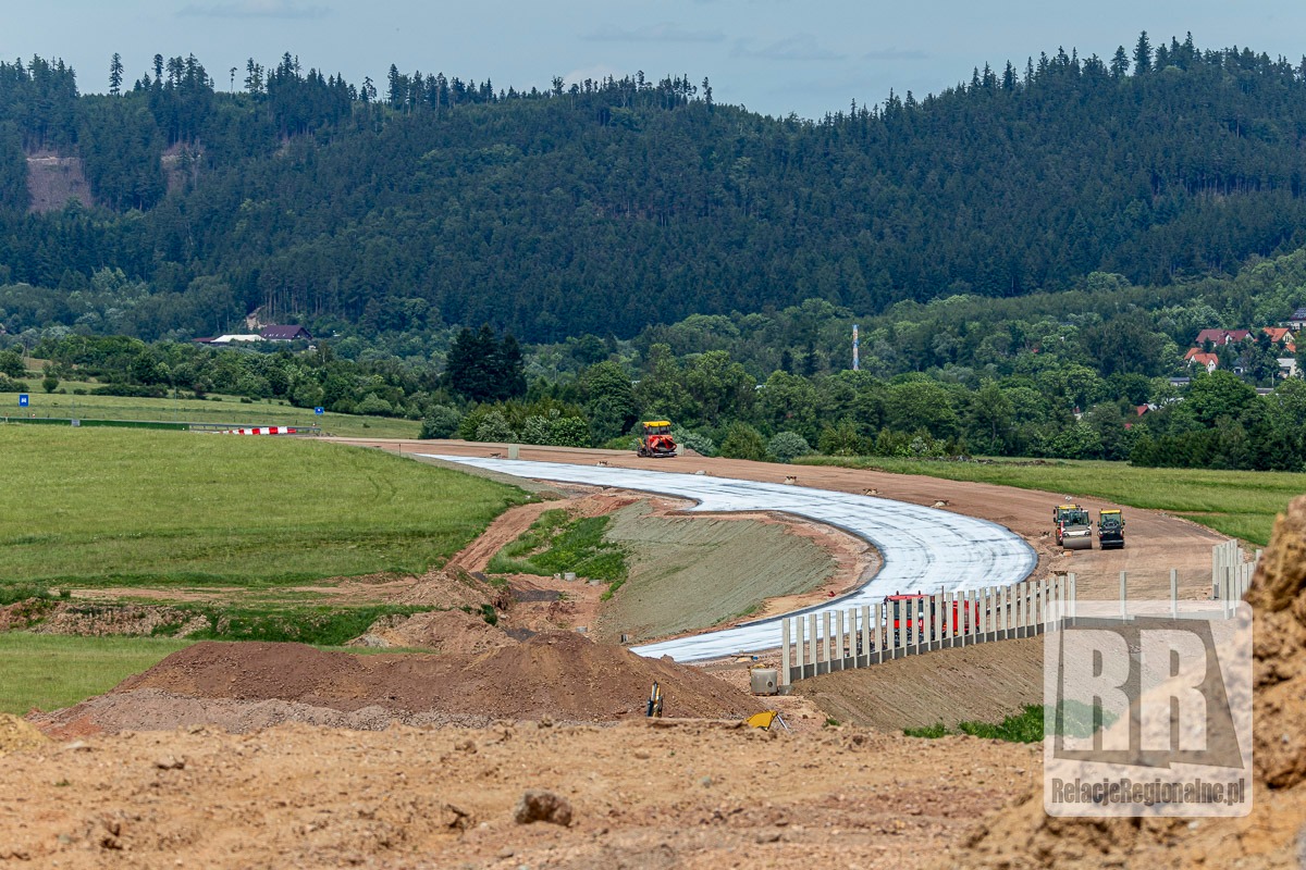 Pierwsza warstwa asfaltu na D11 w Královcu