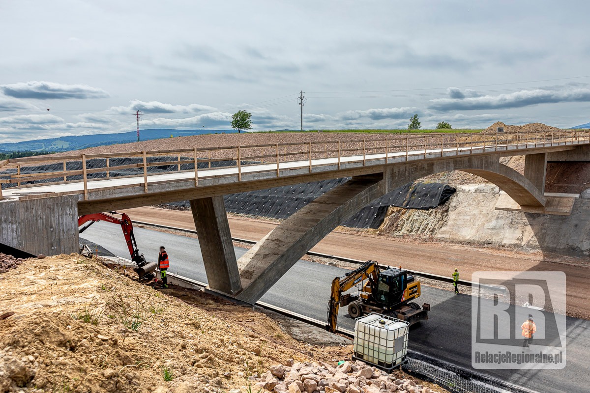 Pierwsza warstwa asfaltu na D11 w Královcu