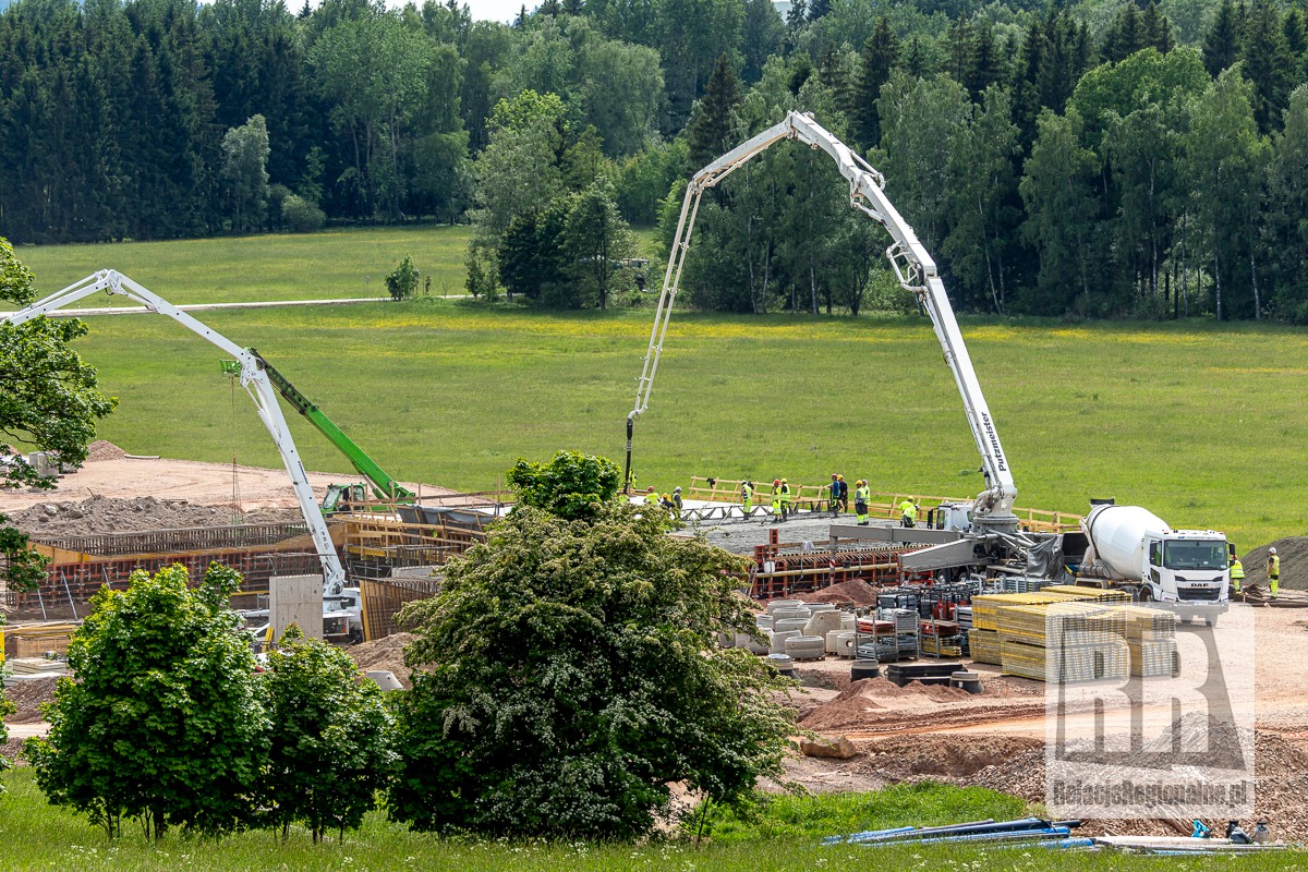 Pierwsza warstwa asfaltu na D11 w Královcu