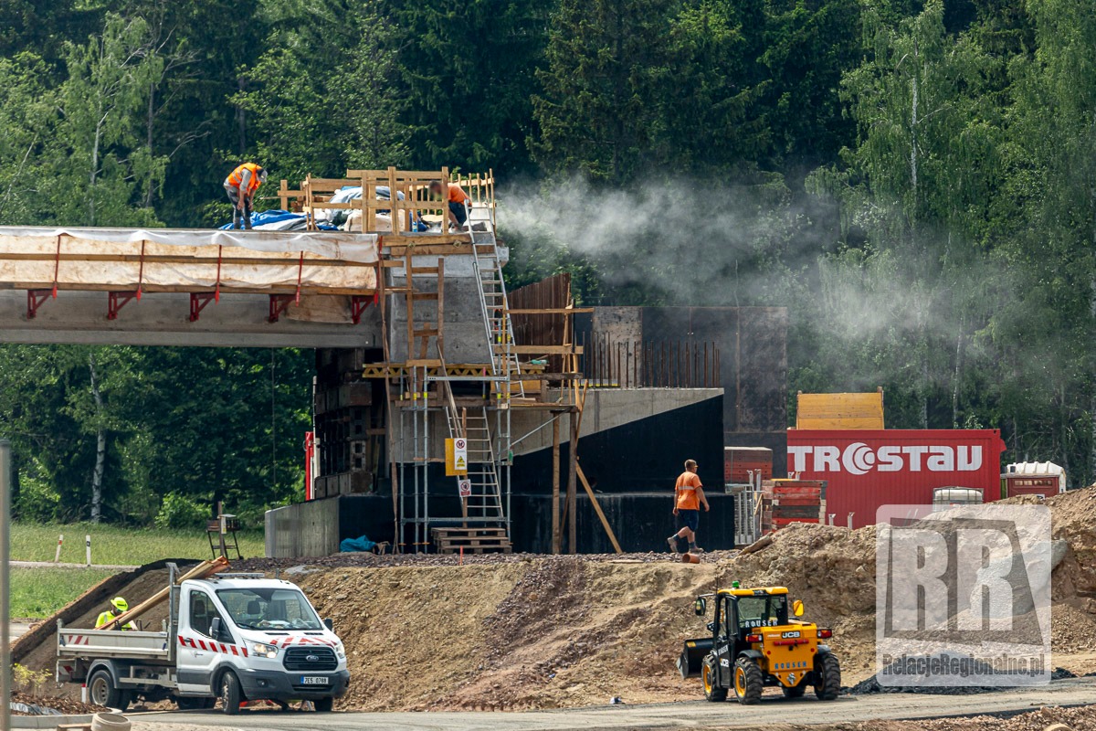 Pierwsza warstwa asfaltu na D11 w Královcu