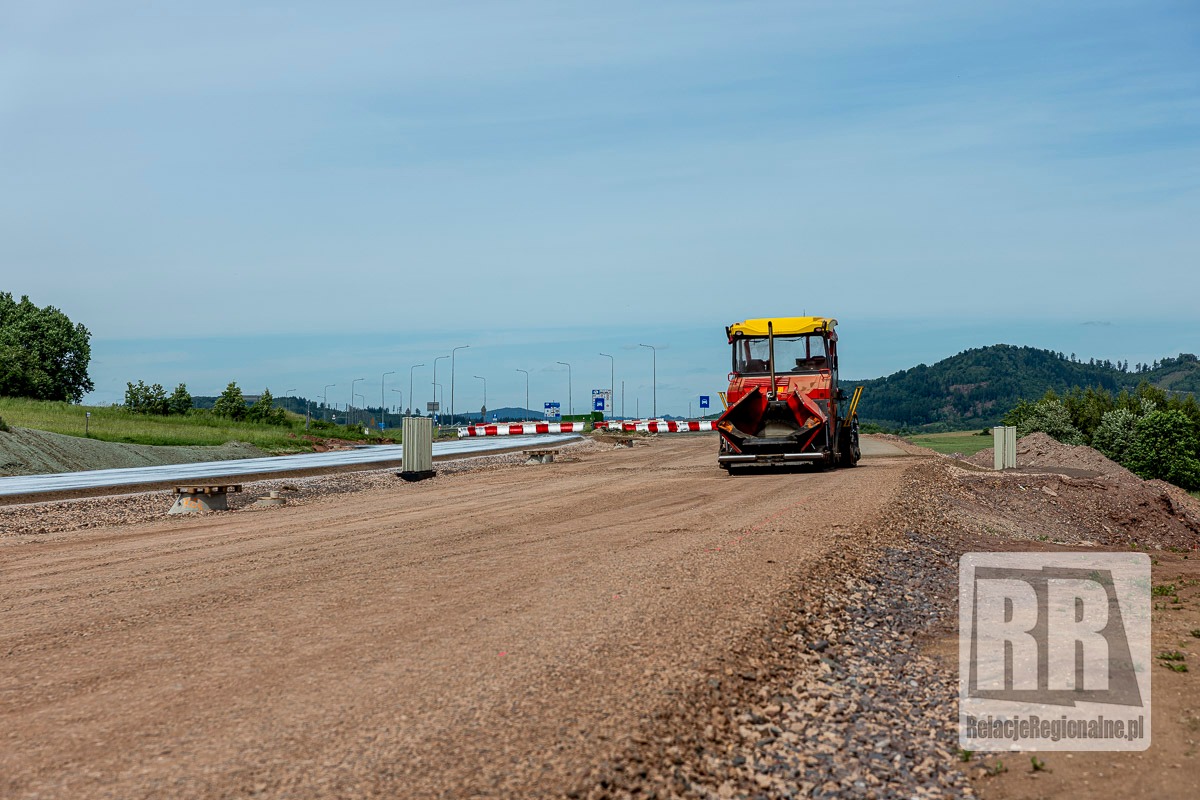 Pierwsza warstwa asfaltu na D11 w Královcu