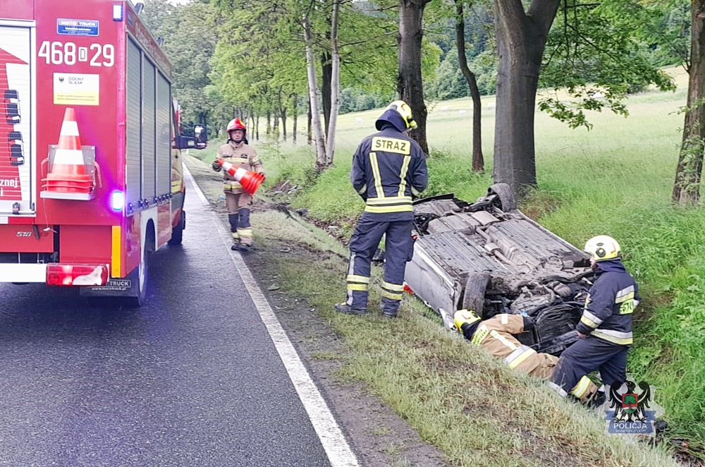 Dachowanie na wjeździe do Głuszycy Górnej