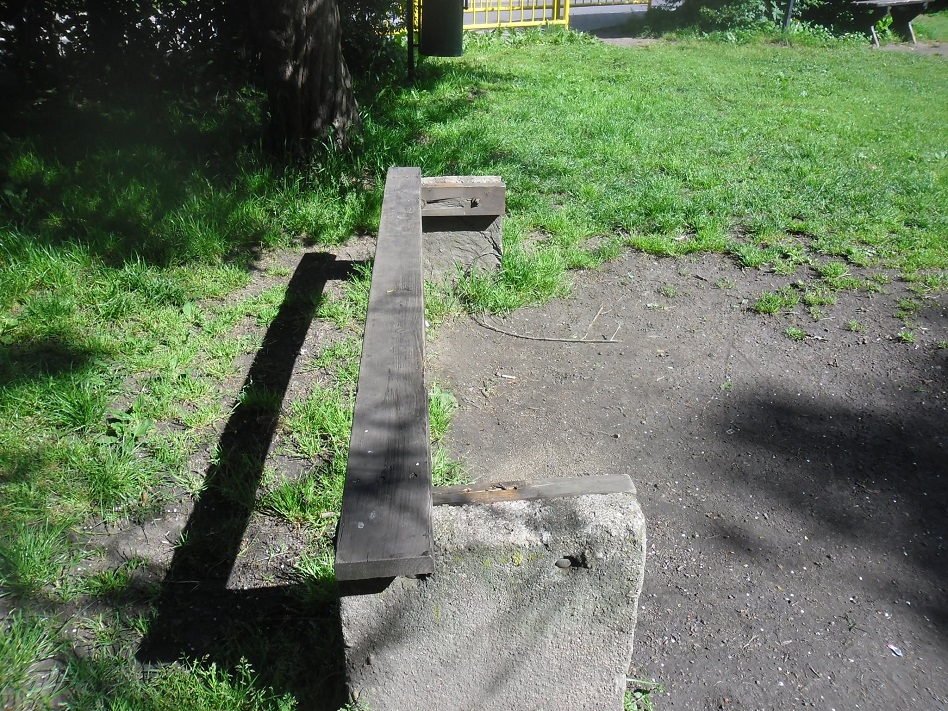 Kolejne place zdewastowane